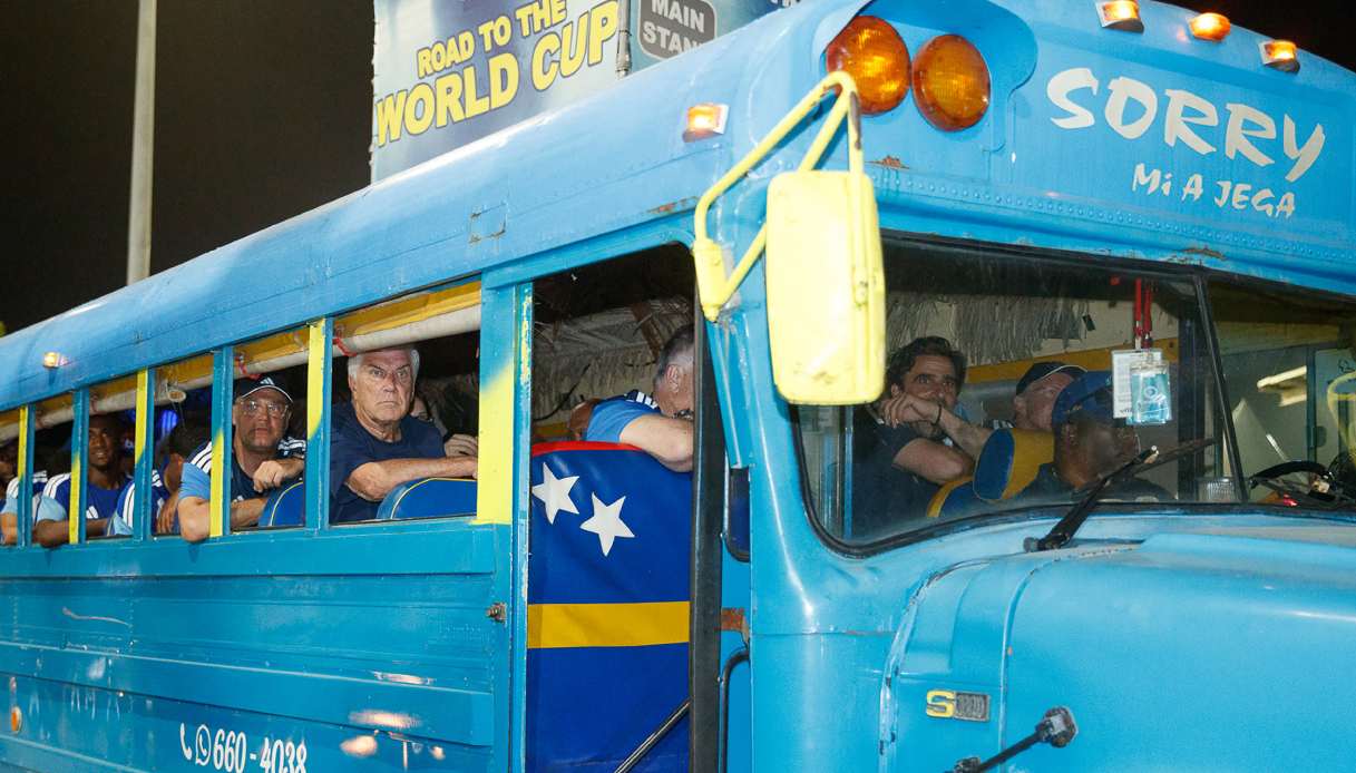 Curaçao al Mondiale 2026: L'Incredibile Arrivo in Scuolabus che ha Incantato il Mondo